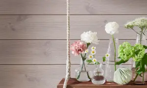 Vaser med blommor på en trähylla, en fin panel inomhus inspiration.