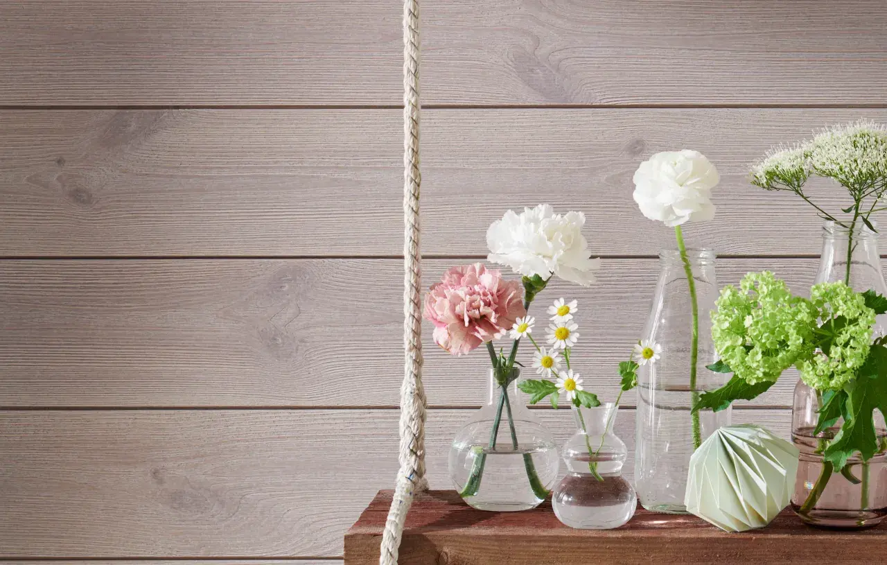 Vaser med blommor på en trähylla, en fin panel inomhus inspiration.